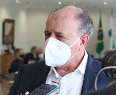 Governo do Estado vai construir em Irati a primeira unidade da Cidade do Idoso. A assinatura do convênio, último passo antes do processo de licitação da obra, foi feita pelo governador Carlos Massa Ratinho Junior e pelo prefeito do município, Jorge Derbli, nesta terça-feira (05), no Palácio Iguaçu.Foto: Gustavo Pontes