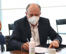 Governo do Estado vai construir em Irati a primeira unidade da Cidade do Idoso. A assinatura do convênio, último passo antes do processo de licitação da obra, foi feita pelo governador Carlos Massa Ratinho Junior e pelo prefeito do município, Jorge Derbli, nesta terça-feira (05), no Palácio Iguaçu.Foto: Gustavo Pontes
