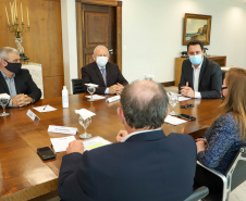 Governo do Estado vai construir em Irati a primeira unidade da Cidade do Idoso. A assinatura do convênio, último passo antes do processo de licitação da obra, foi feita pelo governador Carlos Massa Ratinho Junior e pelo prefeito do município, Jorge Derbli, nesta terça-feira (05), no Palácio Iguaçu.Foto: Ari Dias/ AEN