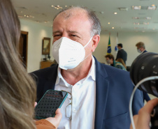 Governo do Estado vai construir em Irati a primeira unidade da Cidade do Idoso. A assinatura do convênio, último passo antes do processo de licitação da obra, foi feita pelo governador Carlos Massa Ratinho Junior e pelo prefeito do município, Jorge Derbli, nesta terça-feira (05), no Palácio Iguaçu.Foto: Ari Dias/ AEN
