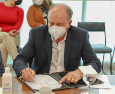 Governo do Estado vai construir em Irati a primeira unidade da Cidade do Idoso. A assinatura do convênio, último passo antes do processo de licitação da obra, foi feita pelo governador Carlos Massa Ratinho Junior e pelo prefeito do município, Jorge Derbli, nesta terça-feira (05), no Palácio Iguaçu.Foto: Ari Dias/ AEN