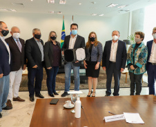 Governo do Estado vai construir em Irati a primeira unidade da Cidade do Idoso. A assinatura do convênio, último passo antes do processo de licitação da obra, foi feita pelo governador Carlos Massa Ratinho Junior e pelo prefeito do município, Jorge Derbli, nesta terça-feira (05), no Palácio Iguaçu.Foto: Ari Dias/ AEN