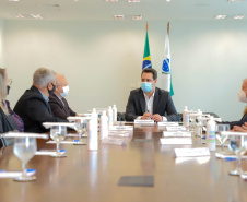 Governo do Estado vai construir em Irati a primeira unidade da Cidade do Idoso. A assinatura do convênio, último passo antes do processo de licitação da obra, foi feita pelo governador Carlos Massa Ratinho Junior e pelo prefeito do município, Jorge Derbli, nesta terça-feira (05), no Palácio Iguaçu.Foto: Ari Dias/ AEN