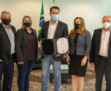 Governo do Estado vai construir em Irati a primeira unidade da Cidade do Idoso. A assinatura do convênio, último passo antes do processo de licitação da obra, foi feita pelo governador Carlos Massa Ratinho Junior e pelo prefeito do município, Jorge Derbli, nesta terça-feira (05), no Palácio Iguaçu.Foto: Ari Dias/ AEN