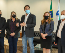 Governo do Estado vai construir em Irati a primeira unidade da Cidade do Idoso. A assinatura do convênio, último passo antes do processo de licitação da obra, foi feita pelo governador Carlos Massa Ratinho Junior e pelo prefeito do município, Jorge Derbli, nesta terça-feira (05), no Palácio Iguaçu.Foto: Ari Dias/ AEN