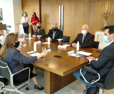 Governo do Estado vai construir em Irati a primeira unidade da Cidade do Idoso. A assinatura do convênio, último passo antes do processo de licitação da obra, foi feita pelo governador Carlos Massa Ratinho Junior e pelo prefeito do município, Jorge Derbli, nesta terça-feira (05), no Palácio Iguaçu.Foto: Ari Dias/ AEN