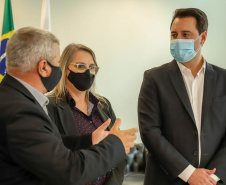 Governo do Estado vai construir em Irati a primeira unidade da Cidade do Idoso. A assinatura do convênio, último passo antes do processo de licitação da obra, foi feita pelo governador Carlos Massa Ratinho Junior e pelo prefeito do município, Jorge Derbli, nesta terça-feira (05), no Palácio Iguaçu.Foto: Ari Dias/ AEN