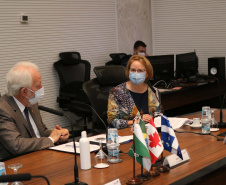 As novas oportunidades de parceria entre o Paraná e o Canadá foram o foco da visita de uma comitiva do Consulado Geral do Canadá a Curitiba nesta quarta-feira (6). O vice-governador Darci Piana recebeu, no Palácio Iguaçu, a cônsul-geral do Canadá em São Paulo, Heather Cameron. Foto: Camila Tonett/Vice-governadoria