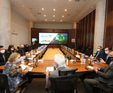 As novas oportunidades de parceria entre o Paraná e o Canadá foram o foco da visita de uma comitiva do Consulado Geral do Canadá a Curitiba nesta quarta-feira (6). O vice-governador Darci Piana recebeu, no Palácio Iguaçu, a cônsul-geral do Canadá em São Paulo, Heather Cameron. Foto: Camila Tonett/Vice-governadoria