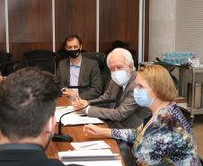 As novas oportunidades de parceria entre o Paraná e o Canadá foram o foco da visita de uma comitiva do Consulado Geral do Canadá a Curitiba nesta quarta-feira (6). O vice-governador Darci Piana recebeu, no Palácio Iguaçu, a cônsul-geral do Canadá em São Paulo, Heather Cameron. Foto: Camila Tonett/Vice-governadoria