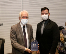 As novas oportunidades de parceria entre o Paraná e o Canadá foram o foco da visita de uma comitiva do Consulado Geral do Canadá a Curitiba nesta quarta-feira (6). O vice-governador Darci Piana recebeu, no Palácio Iguaçu, a cônsul-geral do Canadá em São Paulo, Heather Cameron. Foto: Camila Tonett/Vice-governadoria