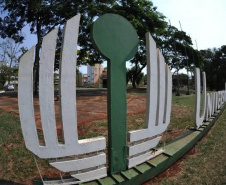 Ex-reitores participam de plantio da peroba em comemoração aos 50 anos da UEL  -  Londrina, 06/10/2021  -  Foto: UEL