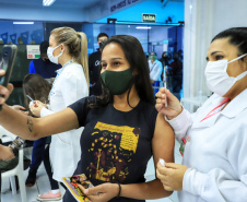 Com duas mil pessoas vacinadas por hora, Paraná atinge 98% da população adulta e 5,5 milhões estão imunizadas  -  Curitiba, 07/10/2021 - Foto: José Fernando Ogura/AEN
