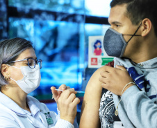 Com duas mil pessoas vacinadas por hora, Paraná atinge 98% da população adulta e 5,5 milhões estão imunizadas  -  Curitiba, 07/10/2021 - Foto: José Fernando Ogura/AEN