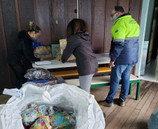 A Portos do Paraná deu início nesta semana, em parceria com a Superintendência Geral de Ação Solidária, à distribuição de brinquedos às crianças matriculadas nas escolas municipais das comunidades isoladas de Paranaguá e Antonina. Foto: Pierpaolo Nota/Portos do Paraná