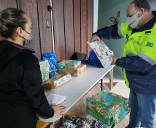 A Portos do Paraná deu início nesta semana, em parceria com a Superintendência Geral de Ação Solidária, à distribuição de brinquedos às crianças matriculadas nas escolas municipais das comunidades isoladas de Paranaguá e Antonina. Foto: Pierpaolo Nota/Portos do Paraná