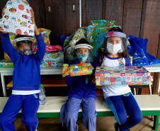 A Portos do Paraná deu início nesta semana, em parceria com a Superintendência Geral de Ação Solidária, à distribuição de brinquedos às crianças matriculadas nas escolas municipais das comunidades isoladas de Paranaguá e Antonina. Foto: Pierpaolo Nota/Portos do Paraná