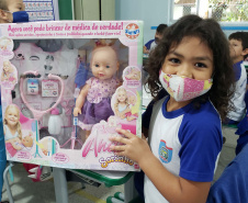 A Portos do Paraná deu início nesta semana, em parceria com a Superintendência Geral de Ação Solidária, à distribuição de brinquedos às crianças matriculadas nas escolas municipais das comunidades isoladas de Paranaguá e Antonina. Foto: Pierpaolo Nota/Portos do Paraná