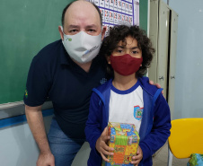 A Portos do Paraná deu início nesta semana, em parceria com a Superintendência Geral de Ação Solidária, à distribuição de brinquedos às crianças matriculadas nas escolas municipais das comunidades isoladas de Paranaguá e Antonina. Foto: Pierpaolo Nota/Portos do Paraná