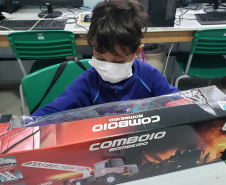 A Portos do Paraná deu início nesta semana, em parceria com a Superintendência Geral de Ação Solidária, à distribuição de brinquedos às crianças matriculadas nas escolas municipais das comunidades isoladas de Paranaguá e Antonina. Foto: Pierpaolo Nota/Portos do Paraná