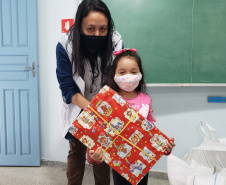 A Portos do Paraná deu início nesta semana, em parceria com a Superintendência Geral de Ação Solidária, à distribuição de brinquedos às crianças matriculadas nas escolas municipais das comunidades isoladas de Paranaguá e Antonina. Foto: Pierpaolo Nota/Portos do Paraná
