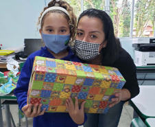 A Portos do Paraná deu início nesta semana, em parceria com a Superintendência Geral de Ação Solidária, à distribuição de brinquedos às crianças matriculadas nas escolas municipais das comunidades isoladas de Paranaguá e Antonina. Foto: Pierpaolo Nota/Portos do Paraná