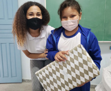 A Portos do Paraná deu início nesta semana, em parceria com a Superintendência Geral de Ação Solidária, à distribuição de brinquedos às crianças matriculadas nas escolas municipais das comunidades isoladas de Paranaguá e Antonina. Foto: Pierpaolo Nota/Portos do Paraná