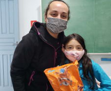 A Portos do Paraná deu início nesta semana, em parceria com a Superintendência Geral de Ação Solidária, à distribuição de brinquedos às crianças matriculadas nas escolas municipais das comunidades isoladas de Paranaguá e Antonina. Foto: Pierpaolo Nota/Portos do Paraná