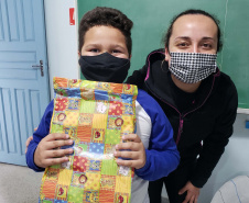 A Portos do Paraná deu início nesta semana, em parceria com a Superintendência Geral de Ação Solidária, à distribuição de brinquedos às crianças matriculadas nas escolas municipais das comunidades isoladas de Paranaguá e Antonina. Foto: Pierpaolo Nota/Portos do Paraná
