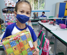 A Portos do Paraná deu início nesta semana, em parceria com a Superintendência Geral de Ação Solidária, à distribuição de brinquedos às crianças matriculadas nas escolas municipais das comunidades isoladas de Paranaguá e Antonina. Foto: Pierpaolo Nota/Portos do Paraná
