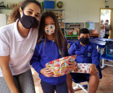 A Portos do Paraná deu início nesta semana, em parceria com a Superintendência Geral de Ação Solidária, à distribuição de brinquedos às crianças matriculadas nas escolas municipais das comunidades isoladas de Paranaguá e Antonina. Foto: Pierpaolo Nota/Portos do Paraná