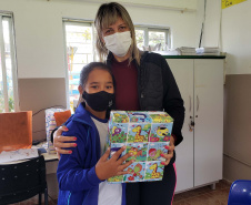 A Portos do Paraná deu início nesta semana, em parceria com a Superintendência Geral de Ação Solidária, à distribuição de brinquedos às crianças matriculadas nas escolas municipais das comunidades isoladas de Paranaguá e Antonina. Foto: Pierpaolo Nota/Portos do Paraná