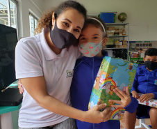 A Portos do Paraná deu início nesta semana, em parceria com a Superintendência Geral de Ação Solidária, à distribuição de brinquedos às crianças matriculadas nas escolas municipais das comunidades isoladas de Paranaguá e Antonina. Foto: Pierpaolo Nota/Portos do Paraná
