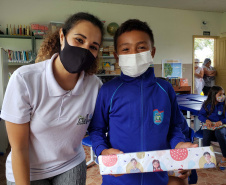A Portos do Paraná deu início nesta semana, em parceria com a Superintendência Geral de Ação Solidária, à distribuição de brinquedos às crianças matriculadas nas escolas municipais das comunidades isoladas de Paranaguá e Antonina. Foto: Pierpaolo Nota/Portos do Paraná