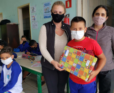 A Portos do Paraná deu início nesta semana, em parceria com a Superintendência Geral de Ação Solidária, à distribuição de brinquedos às crianças matriculadas nas escolas municipais das comunidades isoladas de Paranaguá e Antonina. Foto: Pierpaolo Nota/Portos do Paraná