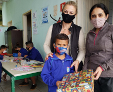A Portos do Paraná deu início nesta semana, em parceria com a Superintendência Geral de Ação Solidária, à distribuição de brinquedos às crianças matriculadas nas escolas municipais das comunidades isoladas de Paranaguá e Antonina. Foto: Pierpaolo Nota/Portos do Paraná