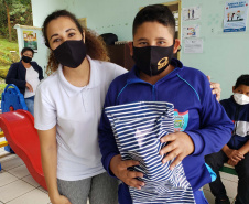 A Portos do Paraná deu início nesta semana, em parceria com a Superintendência Geral de Ação Solidária, à distribuição de brinquedos às crianças matriculadas nas escolas municipais das comunidades isoladas de Paranaguá e Antonina. Foto: Pierpaolo Nota/Portos do Paraná