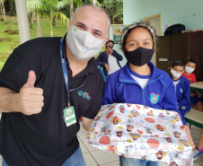 A Portos do Paraná deu início nesta semana, em parceria com a Superintendência Geral de Ação Solidária, à distribuição de brinquedos às crianças matriculadas nas escolas municipais das comunidades isoladas de Paranaguá e Antonina. Foto: Pierpaolo Nota/Portos do Paraná