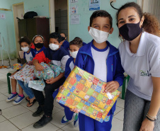 A Portos do Paraná deu início nesta semana, em parceria com a Superintendência Geral de Ação Solidária, à distribuição de brinquedos às crianças matriculadas nas escolas municipais das comunidades isoladas de Paranaguá e Antonina. Foto: Pierpaolo Nota/Portos do Paraná
