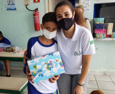 A Portos do Paraná deu início nesta semana, em parceria com a Superintendência Geral de Ação Solidária, à distribuição de brinquedos às crianças matriculadas nas escolas municipais das comunidades isoladas de Paranaguá e Antonina. Foto: Pierpaolo Nota/Portos do Paraná