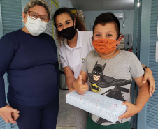 A Portos do Paraná deu início nesta semana, em parceria com a Superintendência Geral de Ação Solidária, à distribuição de brinquedos às crianças matriculadas nas escolas municipais das comunidades isoladas de Paranaguá e Antonina. Foto: Pierpaolo Nota/Portos do Paraná