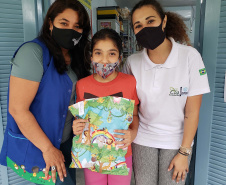 A Portos do Paraná deu início nesta semana, em parceria com a Superintendência Geral de Ação Solidária, à distribuição de brinquedos às crianças matriculadas nas escolas municipais das comunidades isoladas de Paranaguá e Antonina. Foto: Pierpaolo Nota/Portos do Paraná