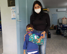 A Portos do Paraná deu início nesta semana, em parceria com a Superintendência Geral de Ação Solidária, à distribuição de brinquedos às crianças matriculadas nas escolas municipais das comunidades isoladas de Paranaguá e Antonina. Foto: Pierpaolo Nota/Portos do Paraná