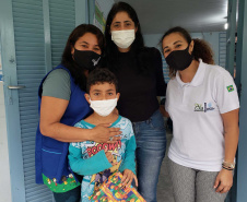 A Portos do Paraná deu início nesta semana, em parceria com a Superintendência Geral de Ação Solidária, à distribuição de brinquedos às crianças matriculadas nas escolas municipais das comunidades isoladas de Paranaguá e Antonina. Foto: Pierpaolo Nota/Portos do Paraná