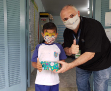 A Portos do Paraná deu início nesta semana, em parceria com a Superintendência Geral de Ação Solidária, à distribuição de brinquedos às crianças matriculadas nas escolas municipais das comunidades isoladas de Paranaguá e Antonina. Foto: Pierpaolo Nota/Portos do Paraná