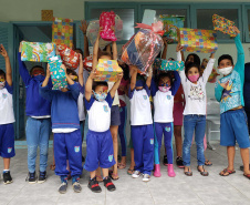 A Portos do Paraná deu início nesta semana, em parceria com a Superintendência Geral de Ação Solidária, à distribuição de brinquedos às crianças matriculadas nas escolas municipais das comunidades isoladas de Paranaguá e Antonina. Foto: Pierpaolo Nota/Portos do Paraná