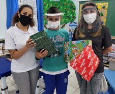 A Portos do Paraná deu início nesta semana, em parceria com a Superintendência Geral de Ação Solidária, à distribuição de brinquedos às crianças matriculadas nas escolas municipais das comunidades isoladas de Paranaguá e Antonina. Foto: Pierpaolo Nota/Portos do Paraná
