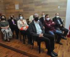 Cerimônia de aniversário reúne ex-reitores para plantio da 50ª árvore símbolo da UEL. Foto: UEL