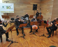 Cerimônia de aniversário reúne ex-reitores para plantio da 50ª árvore símbolo da UEL. Foto: UEL