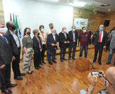 Cerimônia de aniversário reúne ex-reitores para plantio da 50ª árvore símbolo da UEL. Foto: UEL